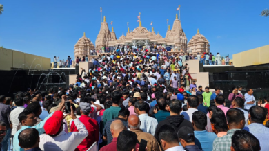 Photo of अबू धाबी के हिंदू मंदिर में उमड़ी श्रद्धालुओं की भीड़, पहले ही दिन 65 हजार लोगों ने किए दर्शन