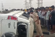 Photo of हाईवे पर बिजली के पोल से टकराते हुए पलटी बोलेरो