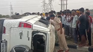 Photo of हाईवे पर बिजली के पोल से टकराते हुए पलटी बोलेरो