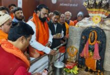 Photo of बिहार: गृह मंत्रालय का चार्ज लेने से पहले सम्राट चौधरी ने हरिहरनाथ मंदिर में टेका माथा