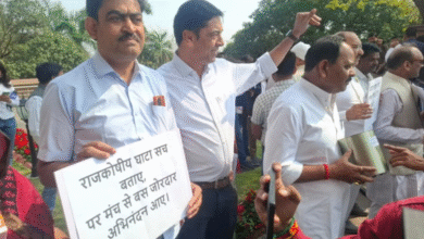 Photo of मध्यप्रदेश: बजट से पहले कांग्रेस का प्रदर्शन, कर्ज के मुद्दे पर खाली डिब्बा और गुल्लक लेकर पहुंचे विधायक