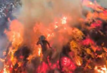 Photo of होली पर ‘प्रहलाद के गांव’ में ‘अग्निपरीक्षा’, धधकते अंगारों से होकर निकले संजू पंडा