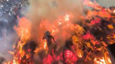 Photo of होली पर ‘प्रहलाद के गांव’ में ‘अग्निपरीक्षा’, धधकते अंगारों से होकर निकले संजू पंडा