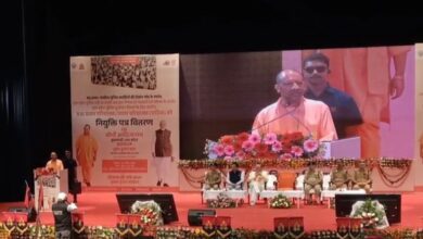 Photo of सीएम योगी ने वितरित किए नियुक्ति पत्र, बोले- अब सिफारिश और रिश्वत देकर नहीं योग्यता से मिलती है नौकरी