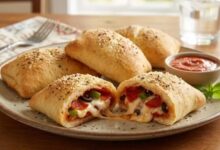 Photo of बिना ओवन कड़ाही में बनाएं कैफे जैसे क्रिस्पी Bread Pizza Pockets