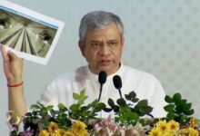 Photo of अचानक कोलकाता मेट्रो और ऑटो में सफर करने पहुंचे रेल मंत्री
